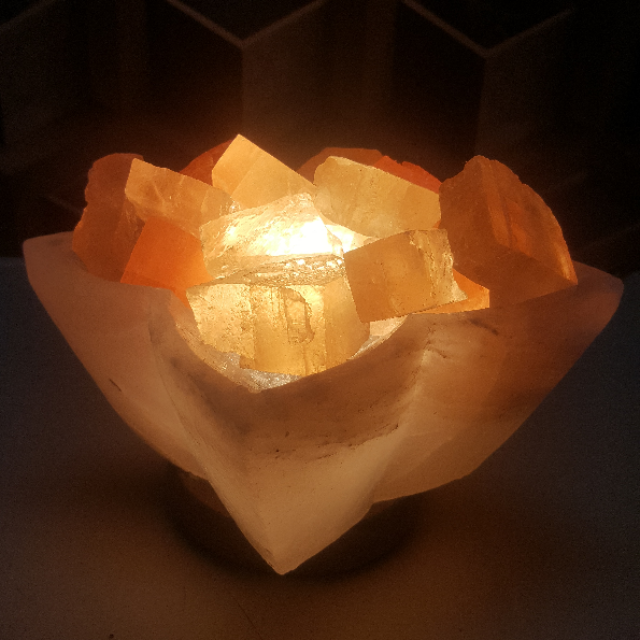 himalayan flower bowl lamp white (with pink crystal halite) with light